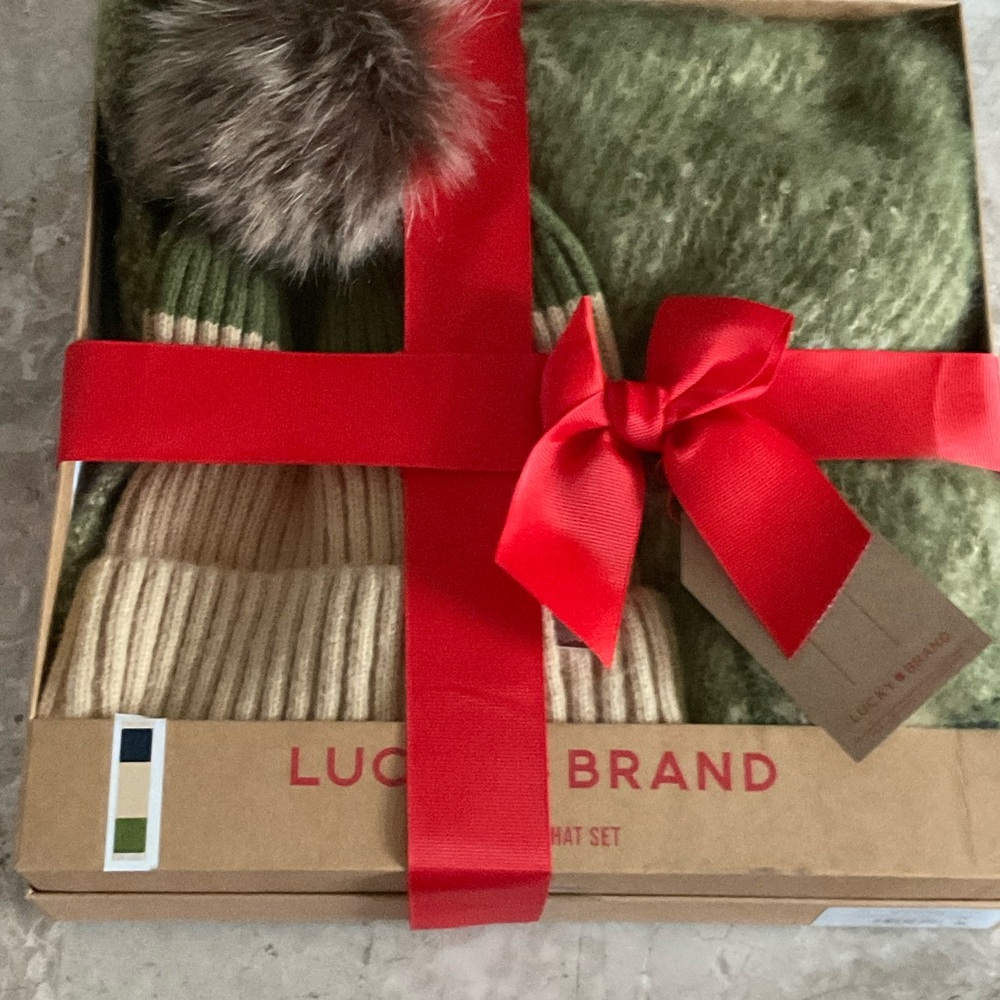 Lucky Brand Hat & Scarf  Set in Gift Box
